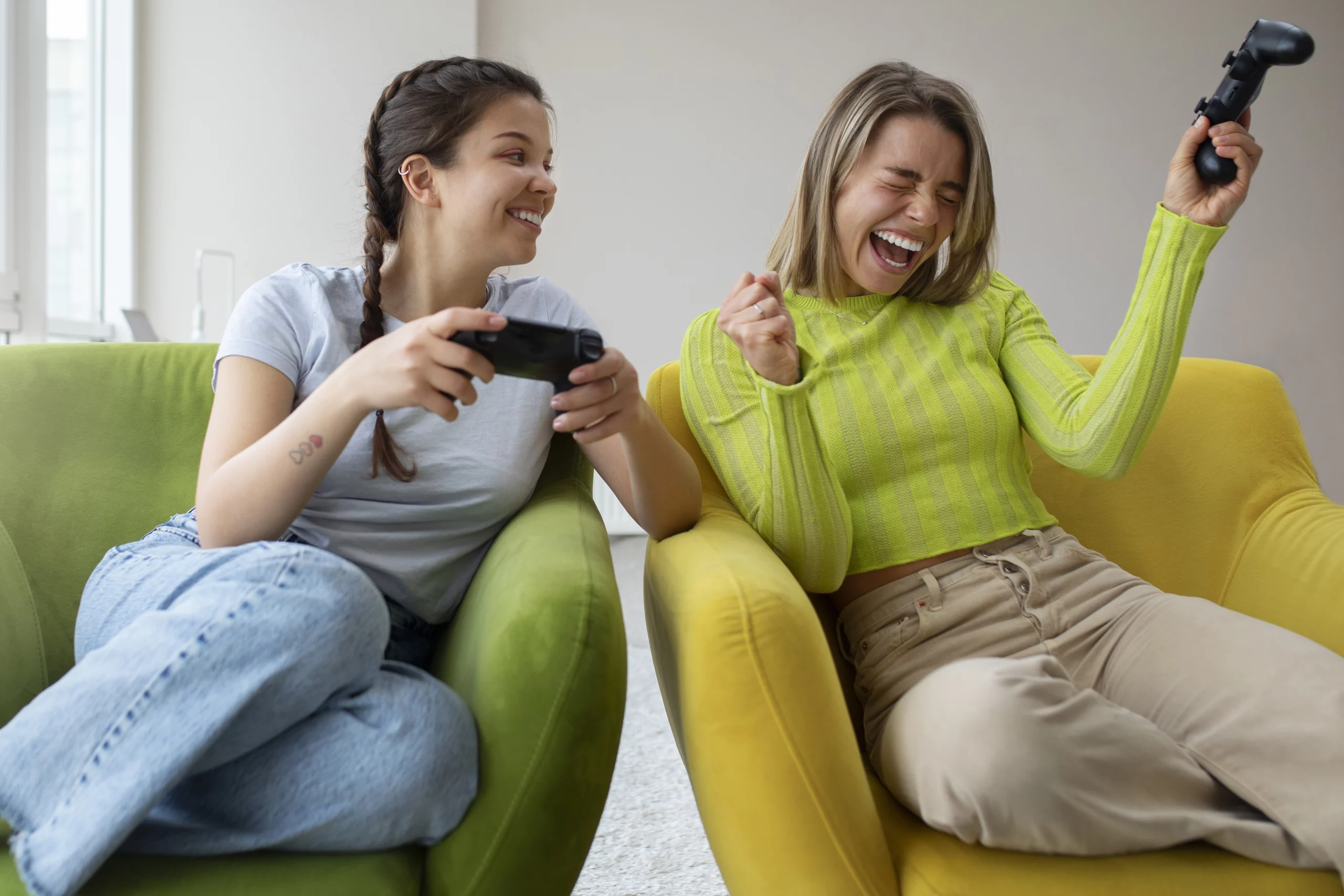 jeunes femmes jouant ensemble - expérience de jeu