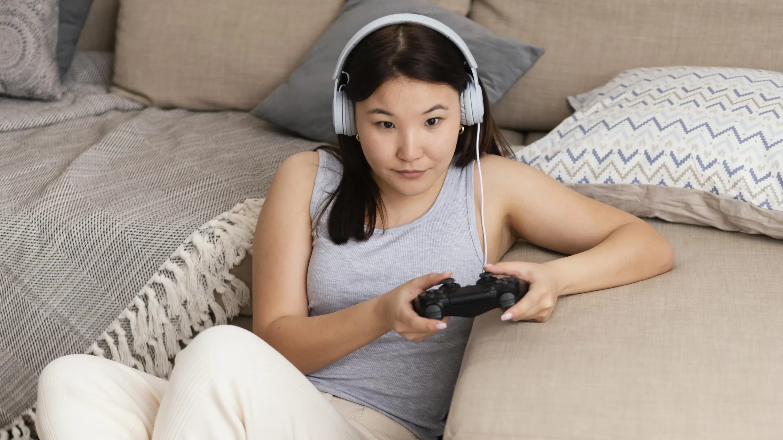 femme joue aux jeux vidéo - jeux reconfortants 